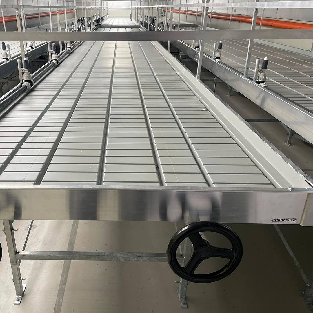 Systèmes à tables mobiles avec réserve d'eau pour la production horticole