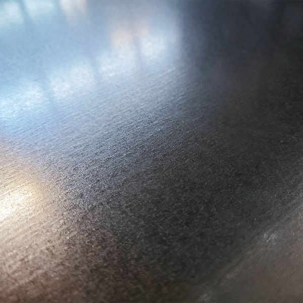 Mostrador de madera natural y superficie de chapa metálica galvanizada