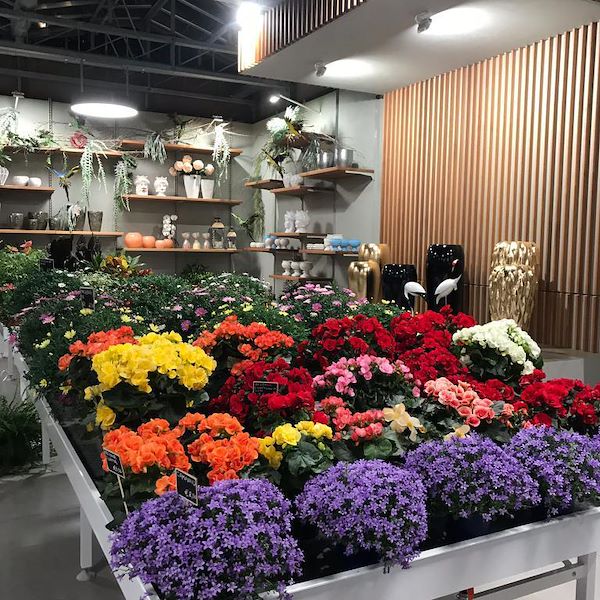 Ready-to-assemble fixed water tables in aluminum