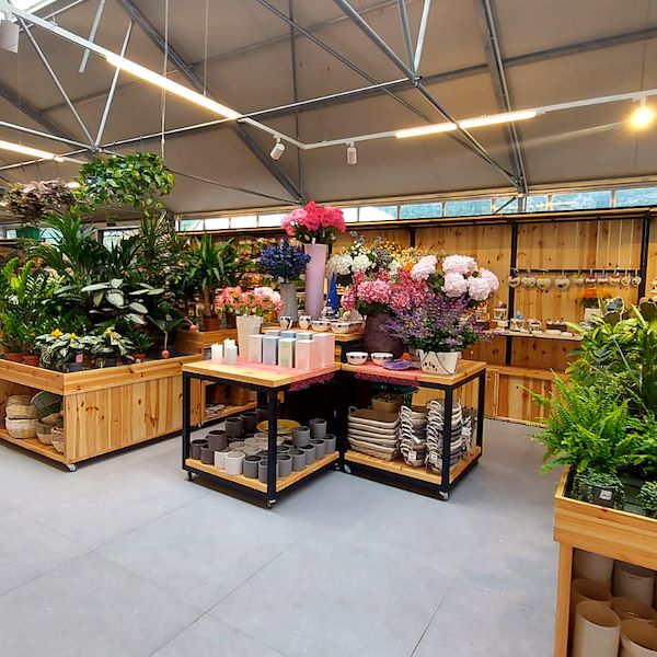 Mesa con dos estantes de madera sobre ruedas