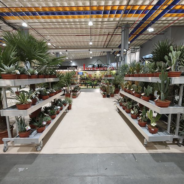 Mesa en aluminio con 3 estantes