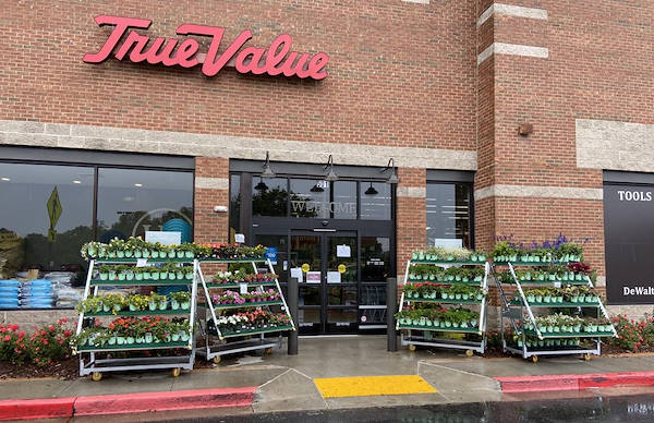 El mobiliario AMOR rediseña la zona de plantas y flores de “Urban Hardware”