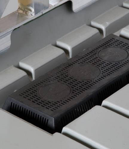 Irrigación de flores y plantas en un punto de venta