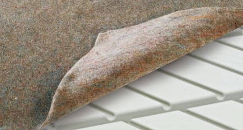 Irrigación de flores y plantas en un punto de venta