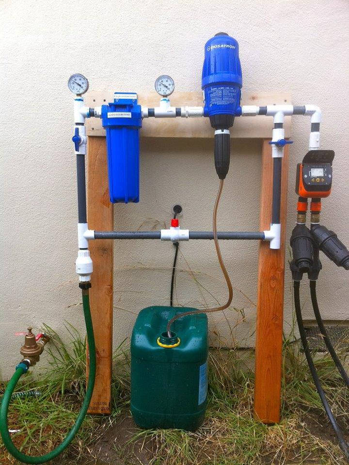 Irrigación de flores y plantas en un punto de venta