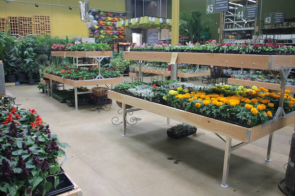 Les meubles AMOR redessinent l'espace plantes et fleurs du Centre Urban Hardware.