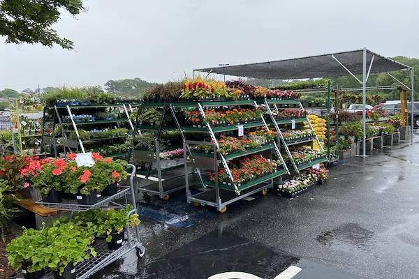 Les meubles AMOR redessinent l'espace plantes et fleurs du Centre Urban Hardware.