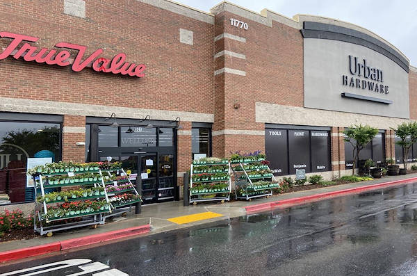 Les meubles AMOR redessinent l'espace plantes et fleurs du Centre Urban Hardware.