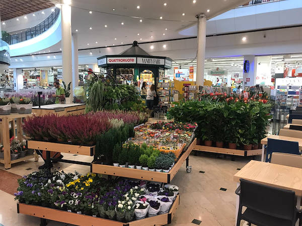 Isla de exposiciones en la galería comercial