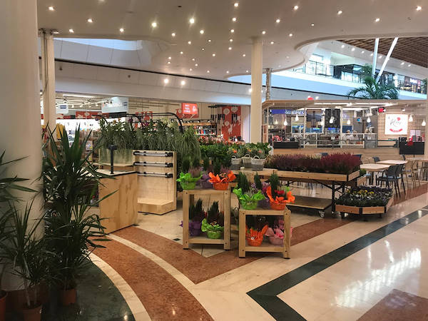 Isla de exposiciones en la galería comercial