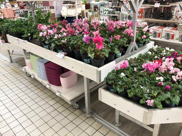 Línea de muebles en madera blanqueada