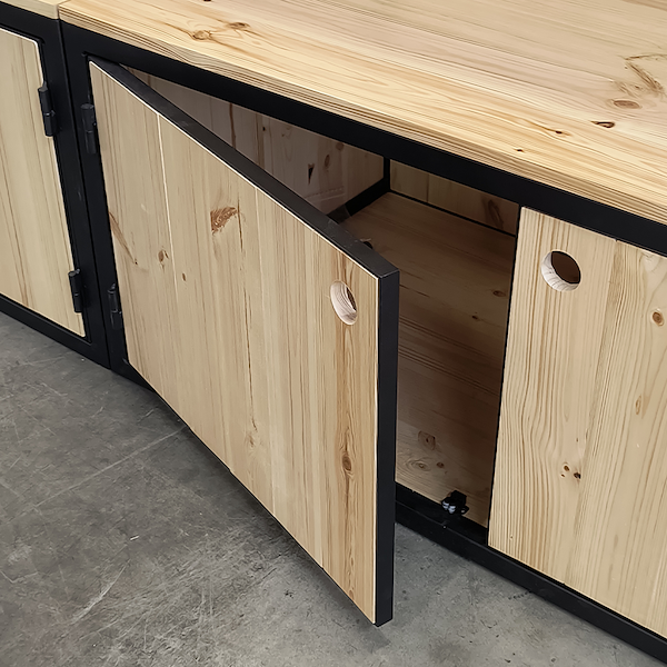 Estantería con cajas de madera natural y perfil de hierro pintado en negro