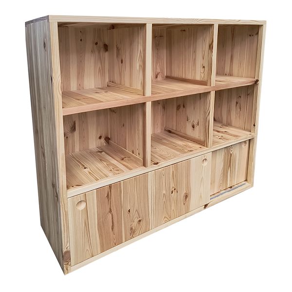Étagères en bois avec compartiments