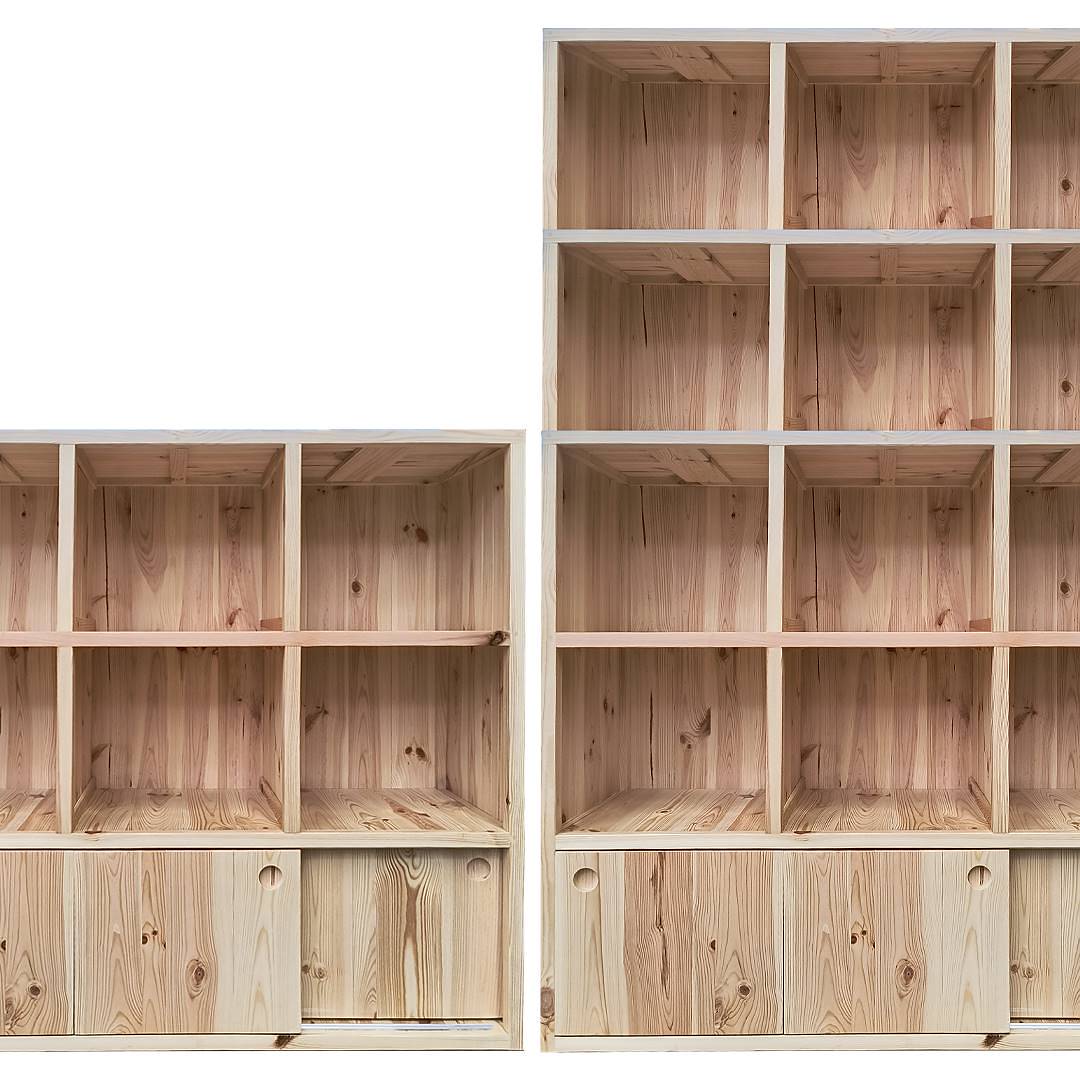 Estantería de madera con estantes encajonados
