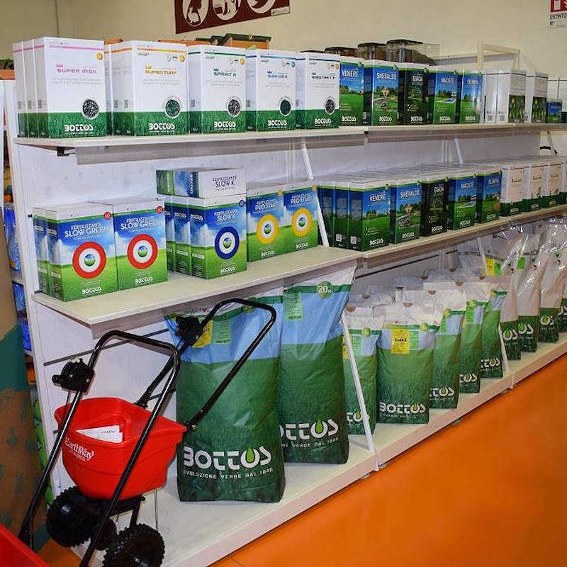 Wood gondola with adjustable shelves