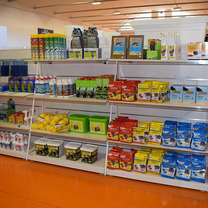 Wood gondola with adjustable shelves